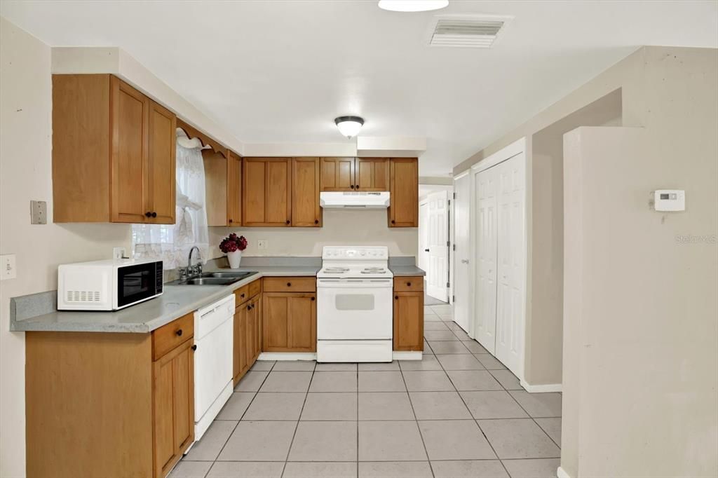 For Sale: $189,900 (2 beds, 1 baths, 945 Square Feet)