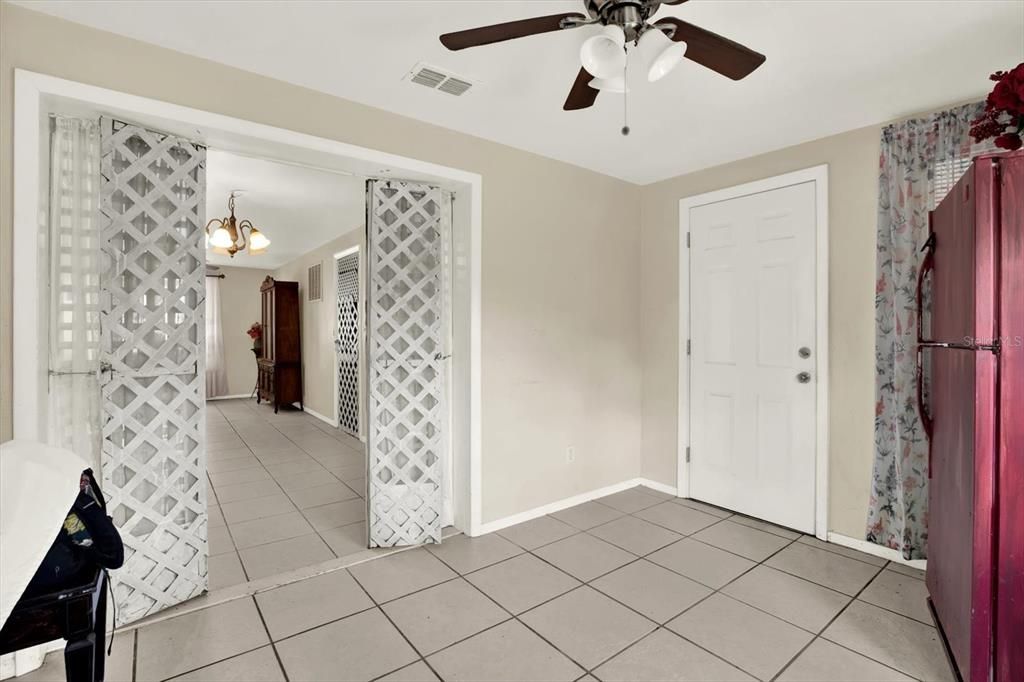 For Sale: $189,900 (2 beds, 1 baths, 945 Square Feet)