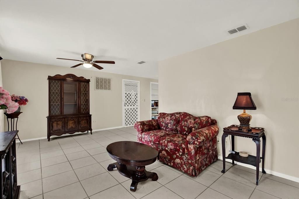For Sale: $189,900 (2 beds, 1 baths, 945 Square Feet)