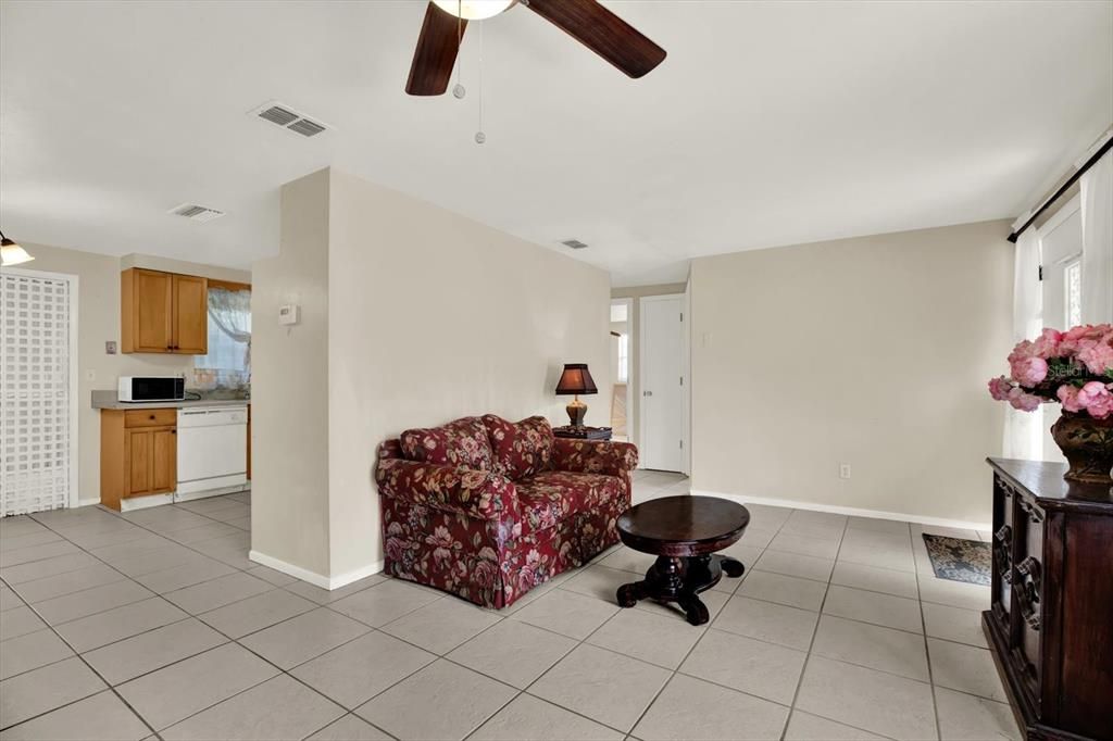 For Sale: $189,900 (2 beds, 1 baths, 945 Square Feet)