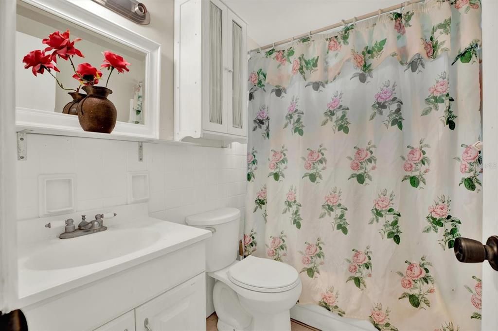 For Sale: $189,900 (2 beds, 1 baths, 945 Square Feet)