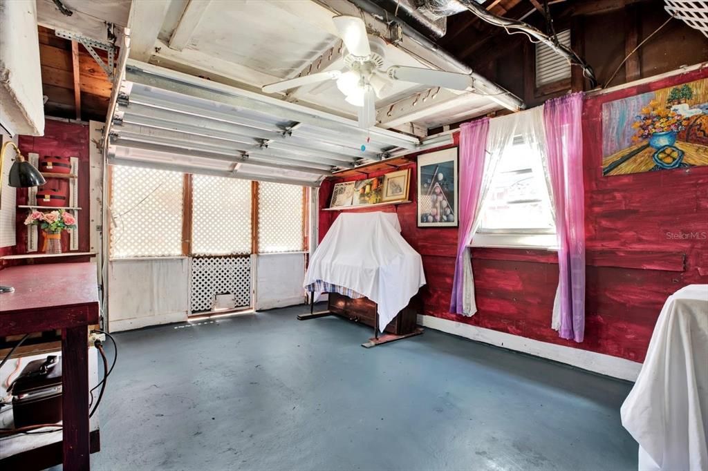 For Sale: $189,900 (2 beds, 1 baths, 945 Square Feet)