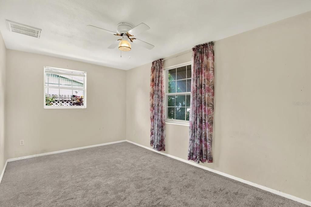 For Sale: $189,900 (2 beds, 1 baths, 945 Square Feet)
