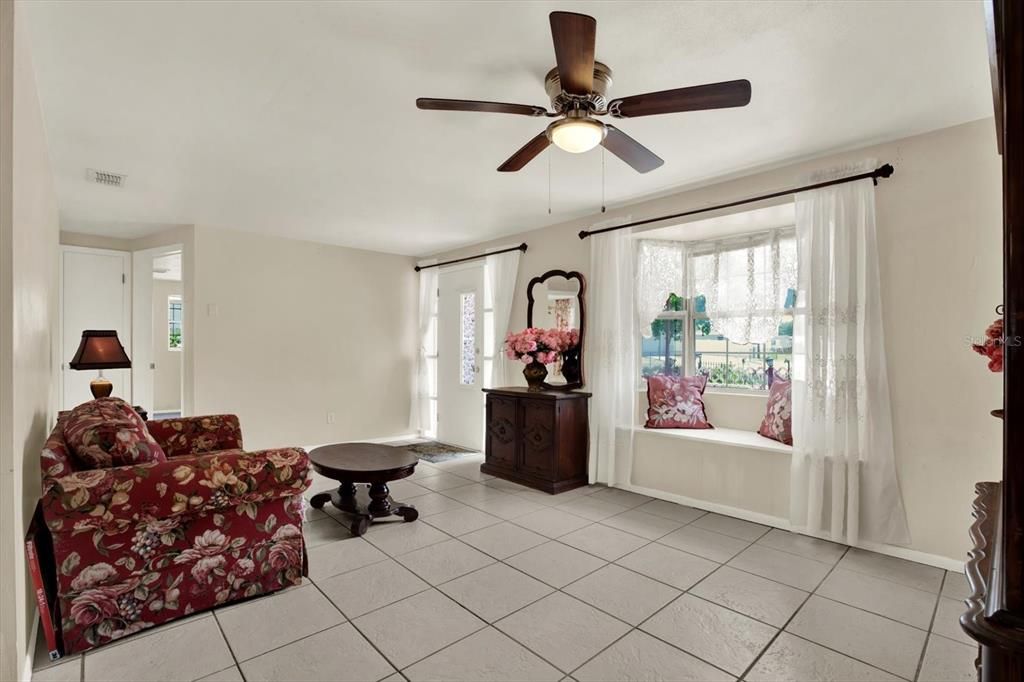For Sale: $189,900 (2 beds, 1 baths, 945 Square Feet)