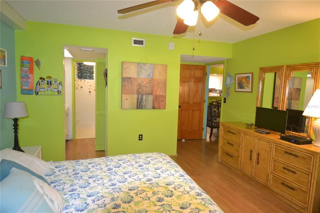 For Rent: $2,400 (2 beds, 2 baths, 1094 Square Feet)