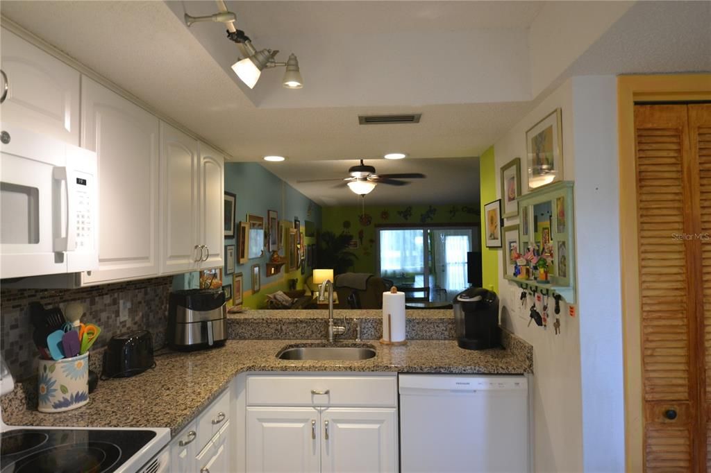 For Rent: $2,400 (2 beds, 2 baths, 1094 Square Feet)