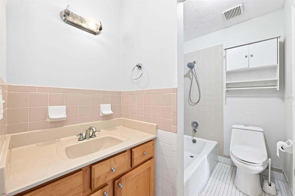 For Sale: $159,999 (2 beds, 1 baths, 1000 Square Feet)