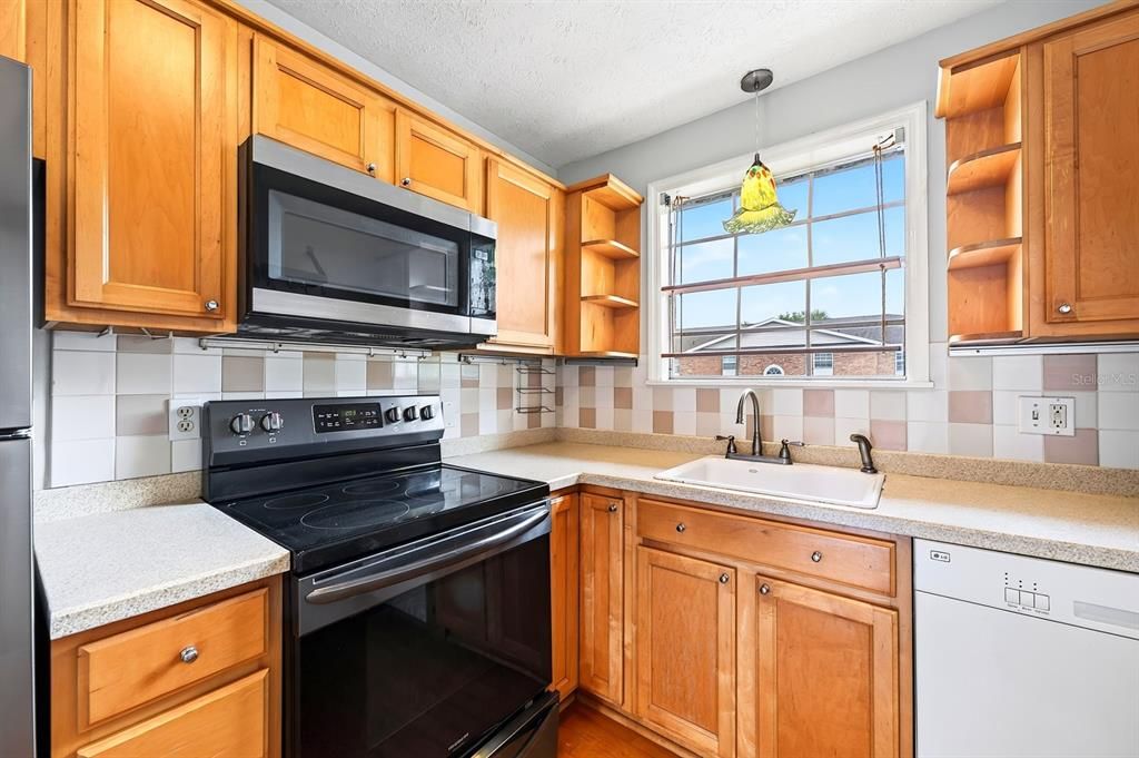 For Sale: $159,999 (2 beds, 1 baths, 1000 Square Feet)
