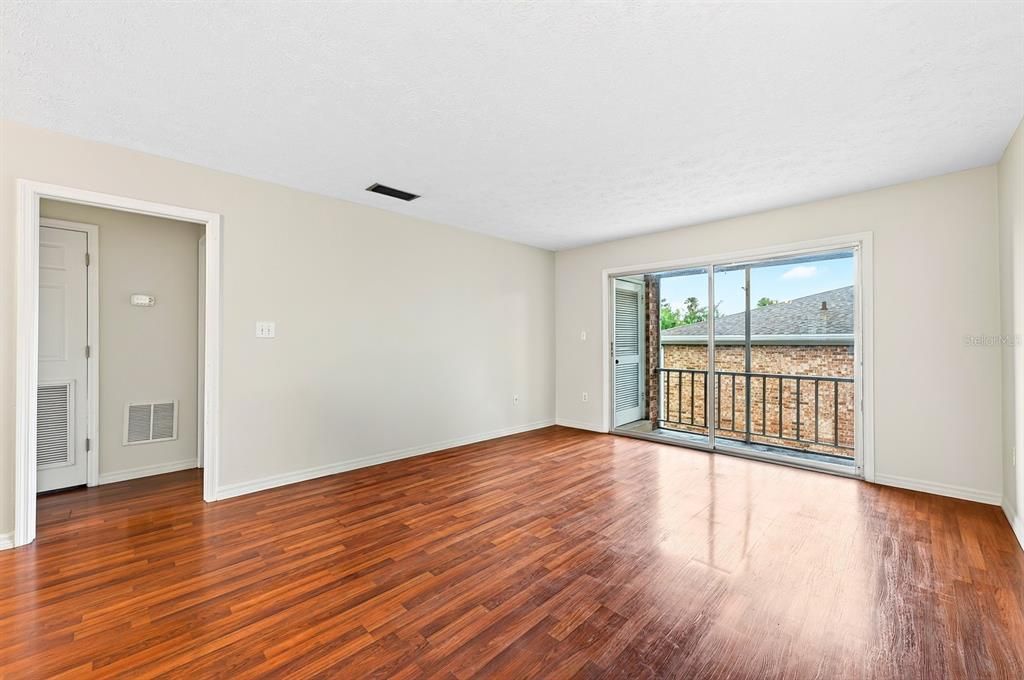 For Sale: $159,999 (2 beds, 1 baths, 1000 Square Feet)
