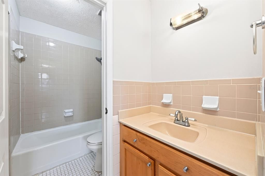 For Sale: $159,999 (2 beds, 1 baths, 1000 Square Feet)