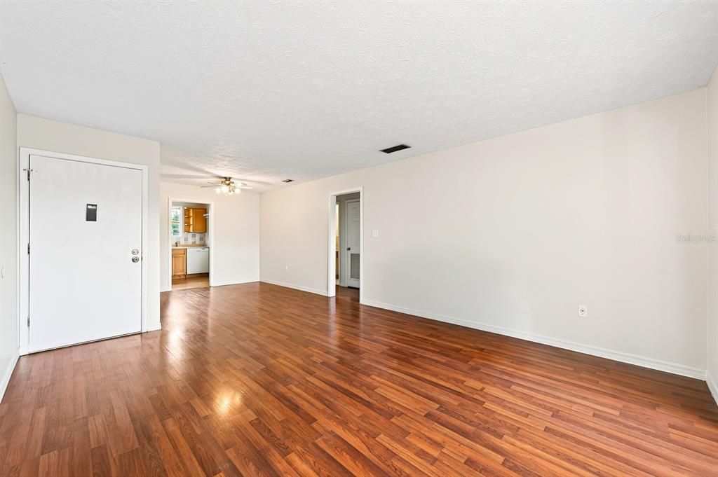 For Sale: $159,999 (2 beds, 1 baths, 1000 Square Feet)