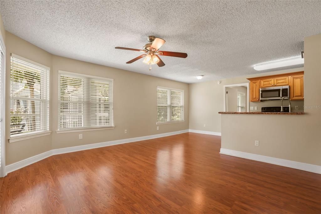 For Sale: $159,000 (2 beds, 2 baths, 912 Square Feet)