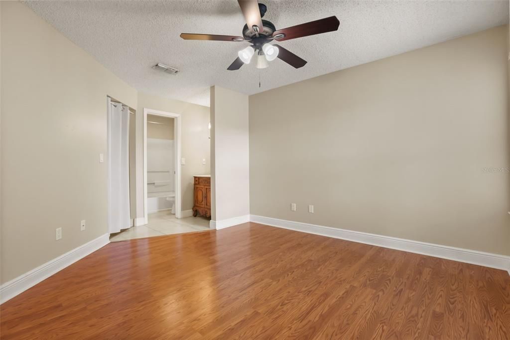 For Sale: $159,000 (2 beds, 2 baths, 912 Square Feet)