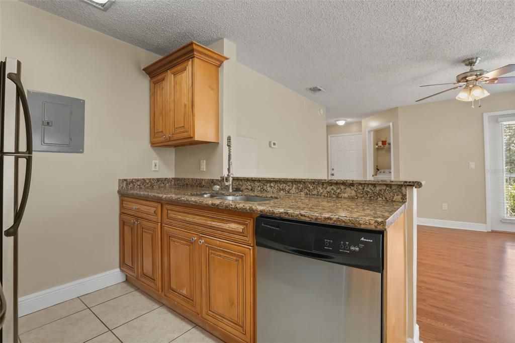 For Sale: $159,000 (2 beds, 2 baths, 912 Square Feet)