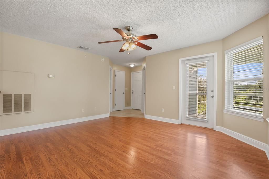 For Sale: $159,000 (2 beds, 2 baths, 912 Square Feet)