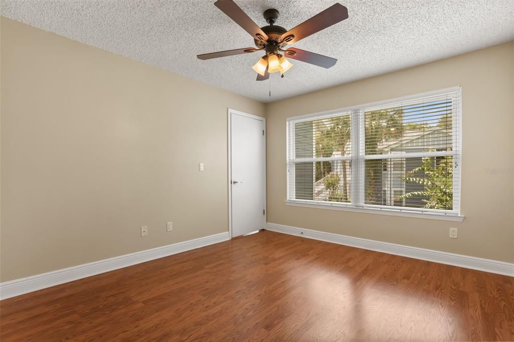 For Sale: $159,000 (2 beds, 2 baths, 912 Square Feet)