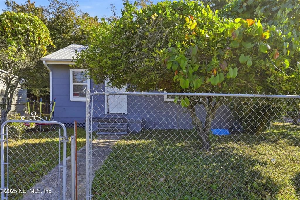 For Sale: $135,000 (3 beds, 2 baths, 1224 Square Feet)