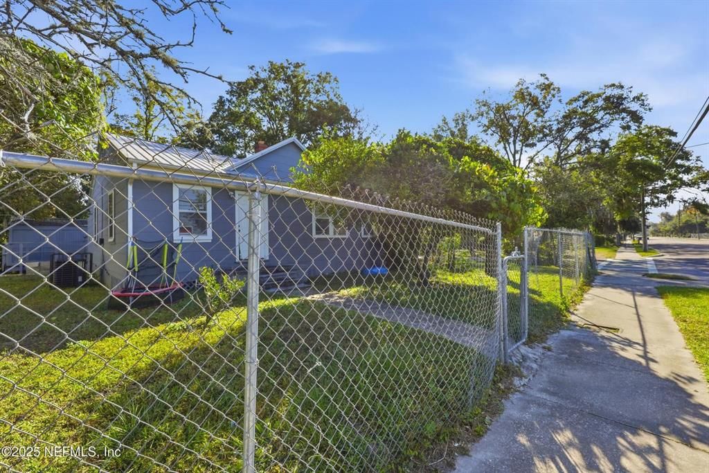 For Sale: $135,000 (3 beds, 2 baths, 1224 Square Feet)
