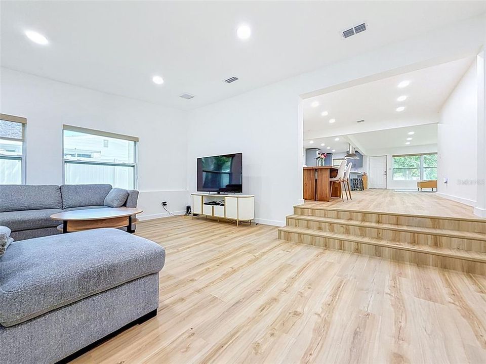 En Venta: $574,950 (2 camas, 2 baños, 2014 Pies cuadrados)