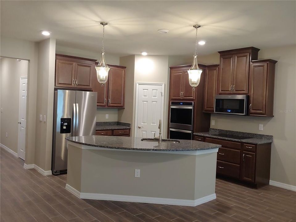 For Rent: $2,550 (3 beds, 2 baths, 1884 Square Feet)