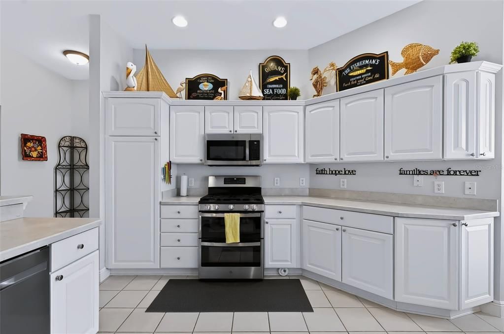 For Sale: $449,700 (3 beds, 2 baths, 1927 Square Feet)