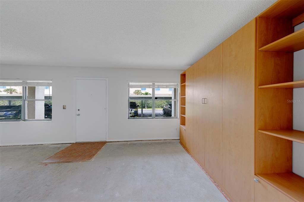 For Sale: $90,000 (1 beds, 1 baths, 920 Square Feet)