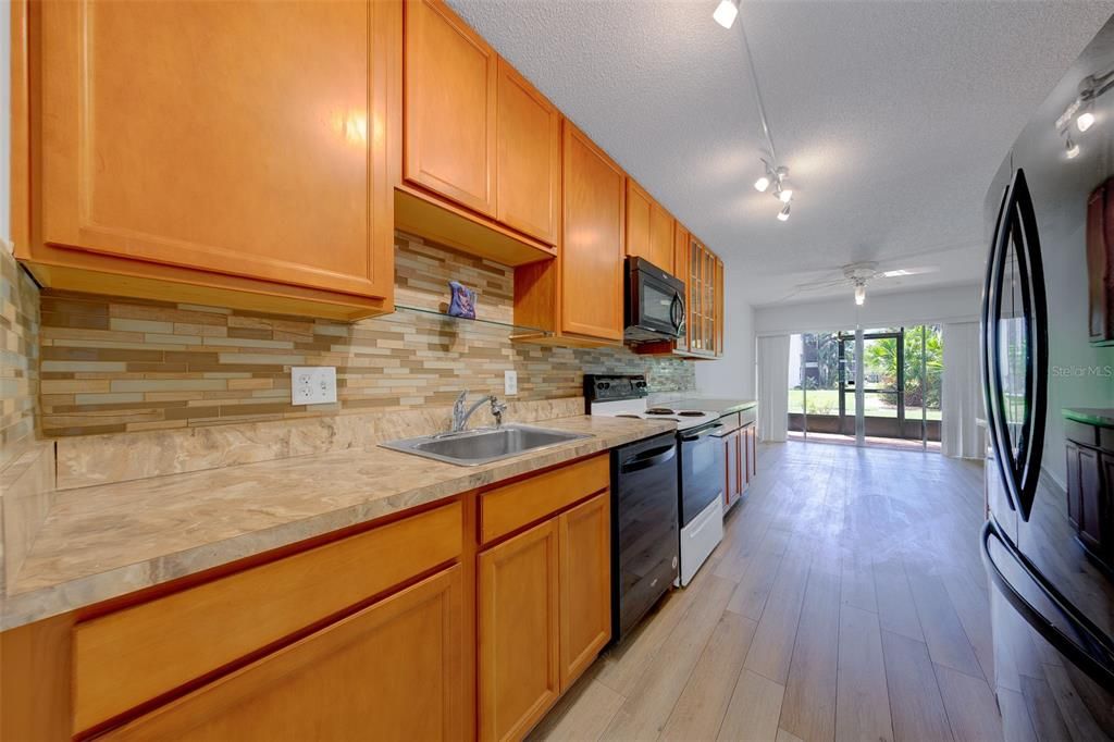 For Sale: $90,000 (1 beds, 1 baths, 920 Square Feet)