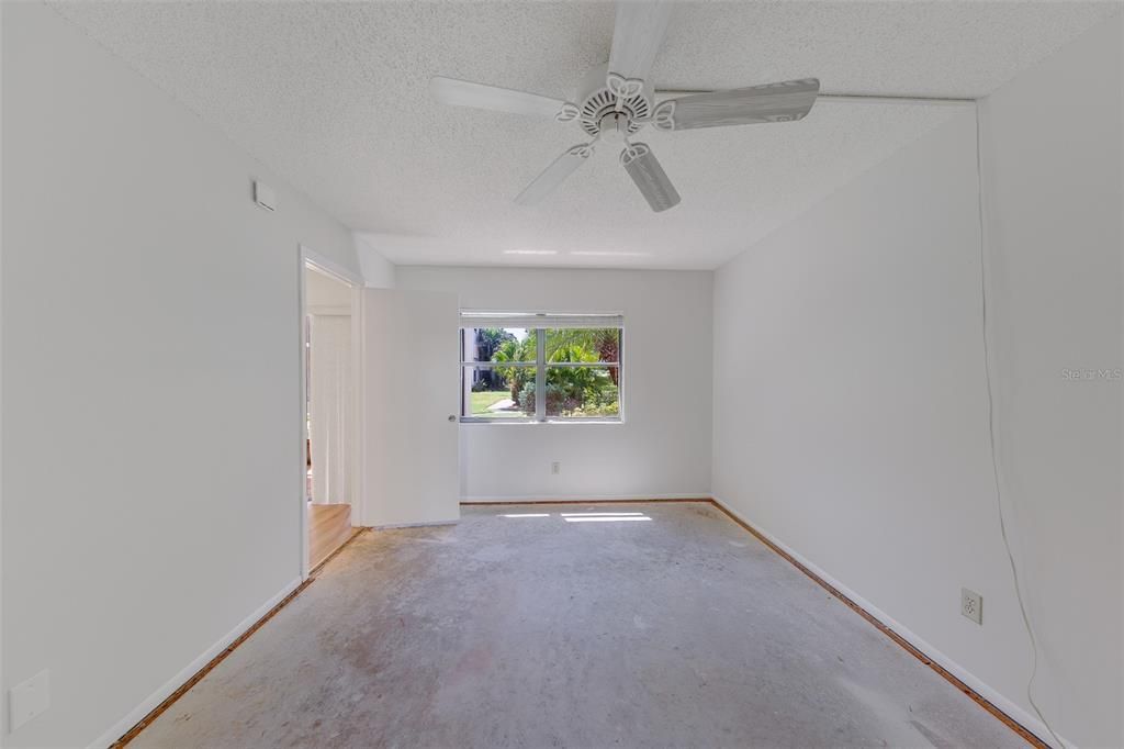 For Sale: $90,000 (1 beds, 1 baths, 920 Square Feet)