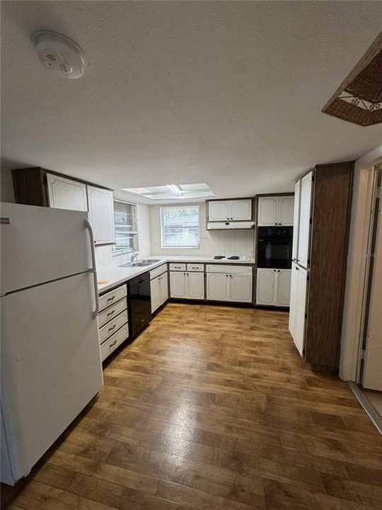 Active With Contract: $199,000 (2 beds, 2 baths, 1264 Square Feet)