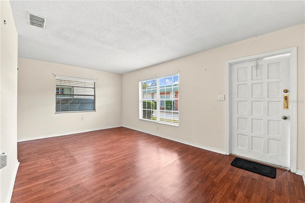 For Sale: $110,000 (1 beds, 1 baths, 595 Square Feet)