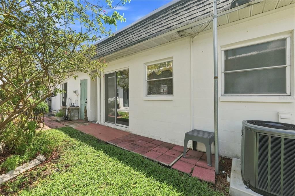 For Sale: $110,000 (1 beds, 1 baths, 595 Square Feet)