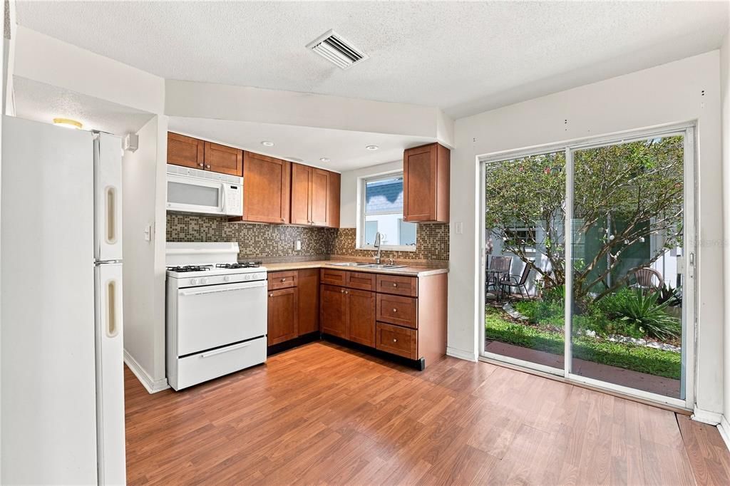 For Sale: $110,000 (1 beds, 1 baths, 595 Square Feet)