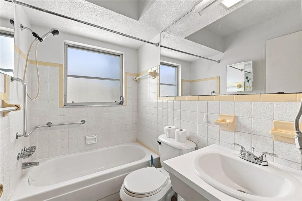 For Sale: $110,000 (1 beds, 1 baths, 595 Square Feet)