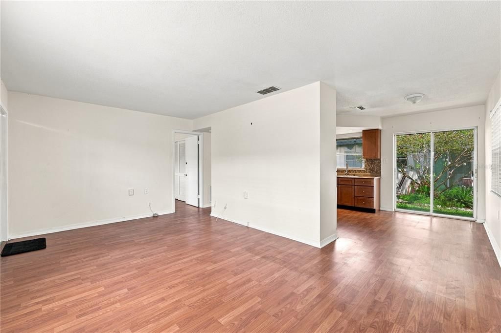 For Sale: $110,000 (1 beds, 1 baths, 595 Square Feet)
