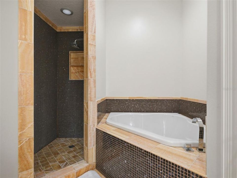 For Sale: $1,325,000 (4 beds, 5 baths, 5621 Square Feet)