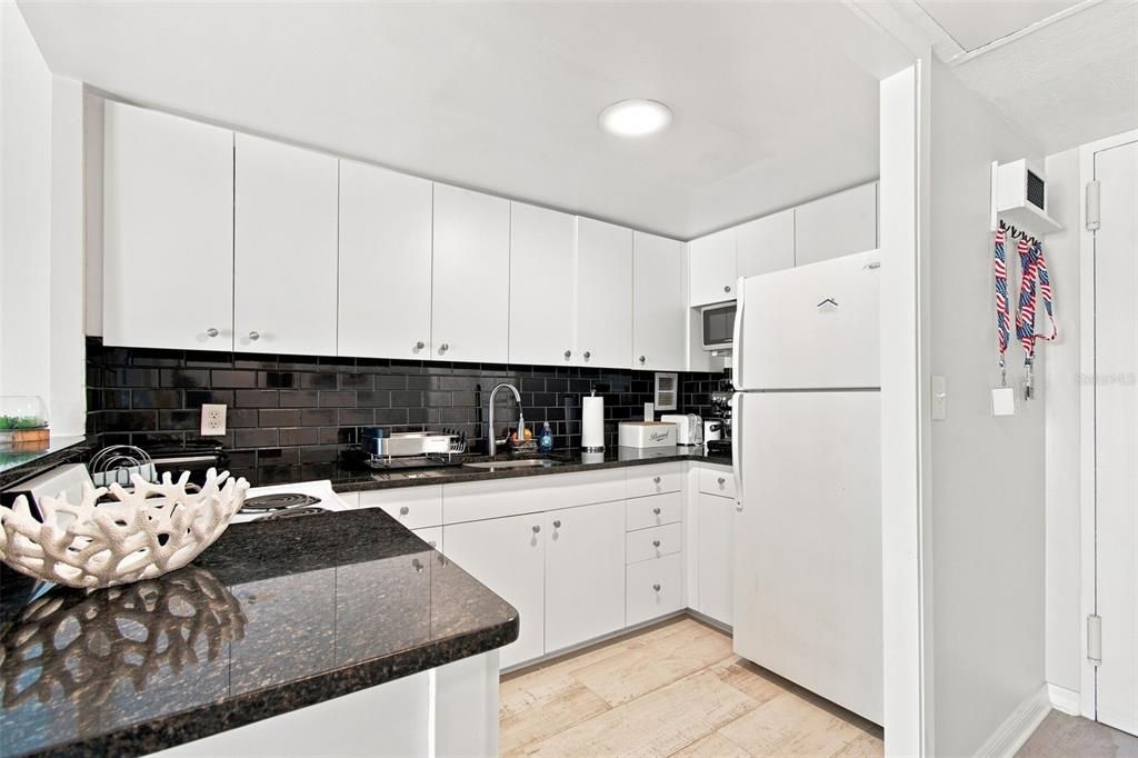 For Sale: $399,000 (0 beds, 1 baths, 463 Square Feet)