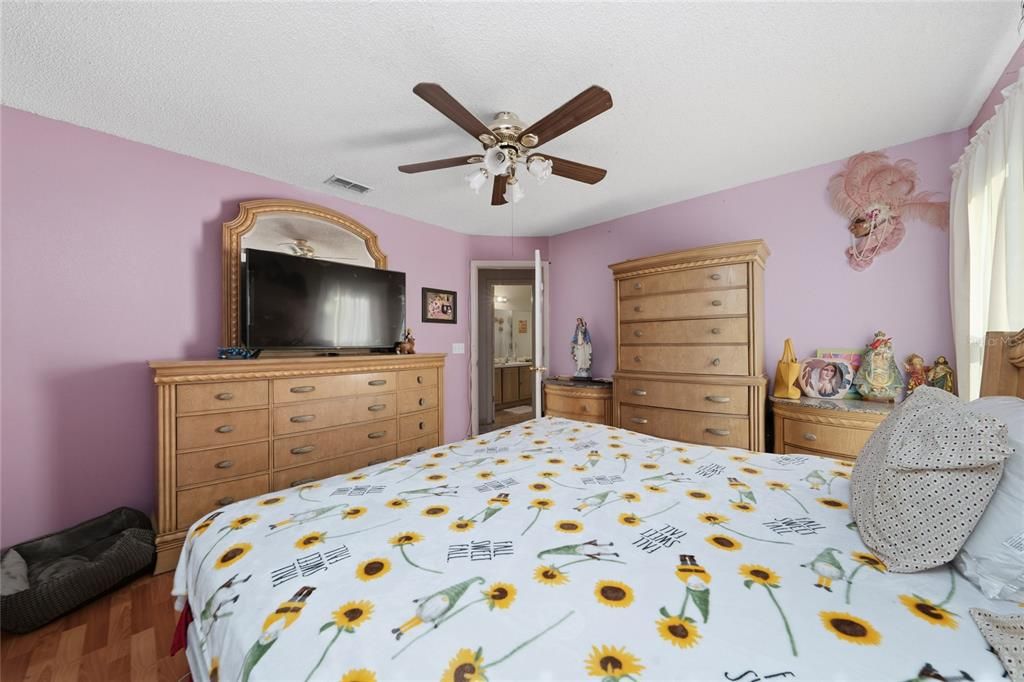 For Sale: $525,000 (4 beds, 3 baths, 2353 Square Feet)