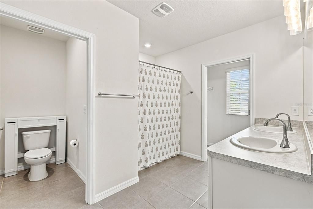 For Sale: $425,000 (5 beds, 3 baths, 2674 Square Feet)