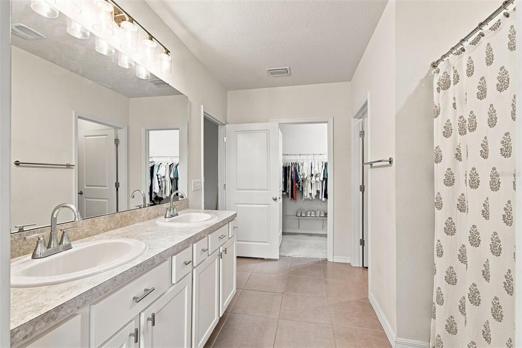 For Sale: $425,000 (5 beds, 3 baths, 2674 Square Feet)
