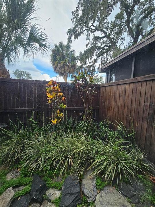 For Rent: $1,850 (2 beds, 1 baths, 1102 Square Feet)