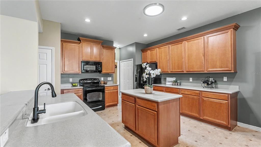 For Sale: $449,000 (5 beds, 4 baths, 3732 Square Feet)