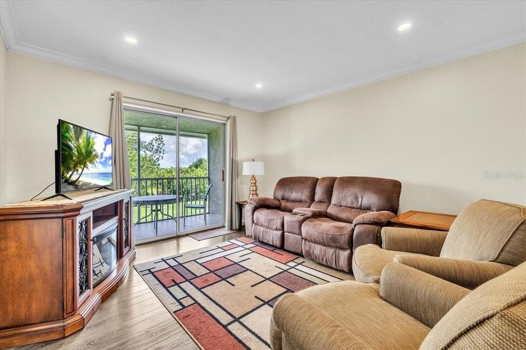 For Sale: $139,900 (2 beds, 2 baths, 897 Square Feet)