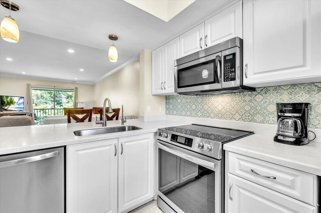 For Sale: $139,900 (2 beds, 2 baths, 897 Square Feet)