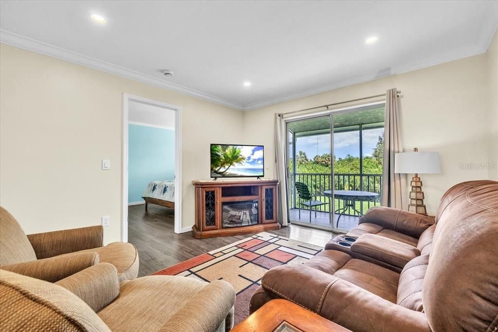For Sale: $139,900 (2 beds, 2 baths, 897 Square Feet)