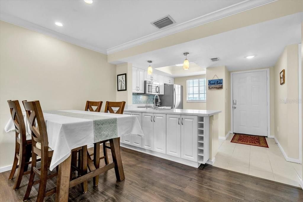 For Sale: $139,900 (2 beds, 2 baths, 897 Square Feet)