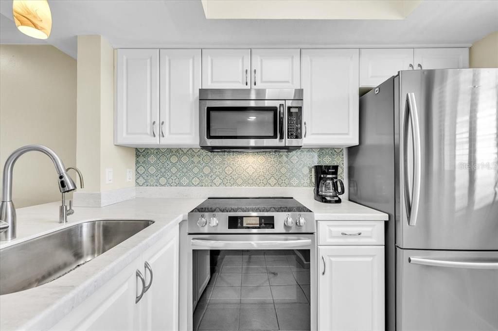 For Sale: $139,900 (2 beds, 2 baths, 897 Square Feet)