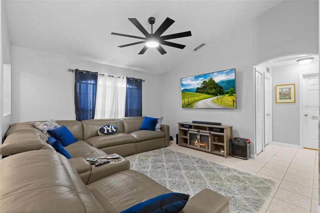 For Sale: $349,900 (3 beds, 2 baths, 1207 Square Feet)