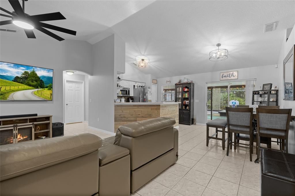 For Sale: $349,900 (3 beds, 2 baths, 1207 Square Feet)