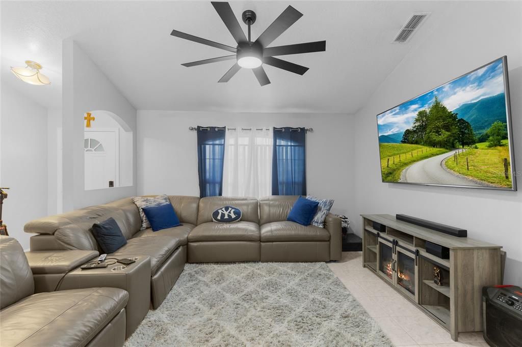 For Sale: $349,900 (3 beds, 2 baths, 1207 Square Feet)
