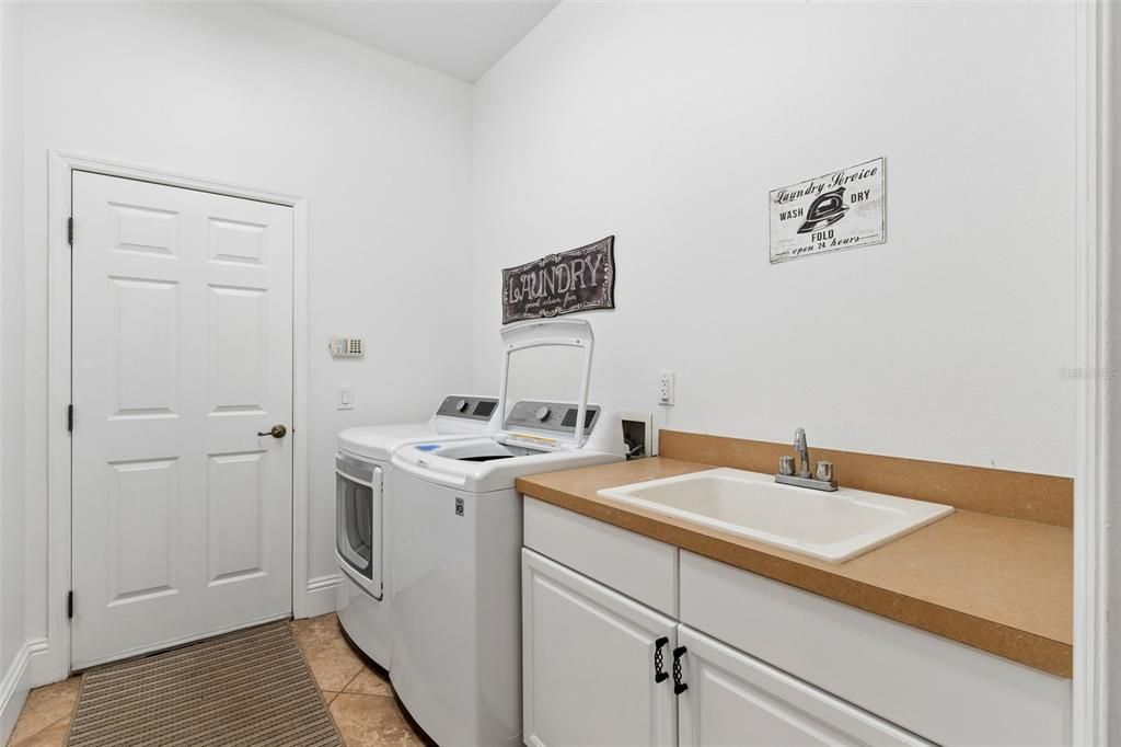 For Sale: $889,000 (6 beds, 5 baths, 5118 Square Feet)